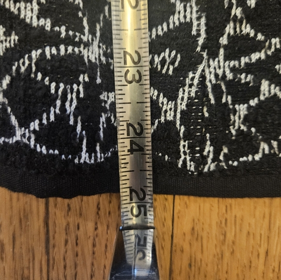 Chicos Floral Print Structured Jacquard Cardigan. Size 1 - Picture 5 of 7